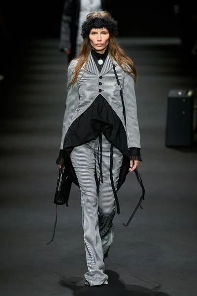 Look 28
